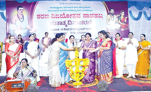 ಬಸವಕಲ್ಯಾಣದಲ್ಲಿ ಮಂಗಳವಾರ ರಾತ್ರಿ ಆಯೋಜಿಸಿದ್ದ ಶರಣ ವಿಜಯೋತ್ಸವ ನಾಡಹಬ್ಬ, ಹುತಾತ್ಮ ದಿನಾಚರಣೆಯನ್ನು ಡಾ.ಅನೀತಾ ಮಹಾಜನ್​ ಉದ್ಘಾಟಿಸಿದರು. ಪೂಜ್ಯ ಡಾ.ಗಂಗಾಂಬಿಕೆ ಅಕ್ಕ, ಶೋಭಾ ಎಚ್​.ಜಿ, ಡಾ.ಸವಿತಾ ದಂಡೆ ಇತರರಿದ್ದರು.