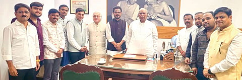 ಕಲಬುರಗಿಯಲ್ಲಿ ನವೆಂಬರ್​ನಲ್ಲಿ ನಡೆಯಲಿರುವ ಕೆಕೆಸಿಸಿಐ ವಜ್ರ ಮಹೋತ್ಸವ ಕಾರ್ಯಕ್ರಮದಲ್ಲಿ ಪಾಲ್ಗೊಳ್ಳುವಂತೆ ಸಂಸ್ಥೆ ನಿಯೋಗ ದೆಹಲಿಯಲ್ಲಿ ಎಐಸಿಸಿ ಅಧ್ಯಕ್ಷ ಮಲ್ಲಿಕಾರ್ಜುನ ಖರ್ಗೆ ಅವರಿಗೆ ಸೋಮವಾರ ಆಹ್ವಾನ ನೀಡಿತು. ಸಂಸ್ಥೆ ಅಧ್ಯಕ್ಷ ಶರಣಬಸಪ್ಪ ಪಪ್ಪಾ, ಶಿವರಾಜ ಇಂಗಿನಶೆಟ್ಟಿ, ಗಿರೀಶ ಅಣಕಲ್​, ಲಿಂಗರಾಜ ಭಾವಿಕಟ್ಟಿ, ದಿನೇಶ ಪಾಟೀಲ್​, ಸಂತೋಷ ನಂದ್ಯಾಳ, ಜಗದೀಶ ಪಾಟೀಲ, ವಿನಯ ಚಿಟಕವಾರ, ಅನುದೀಪ ದಂಡೋತಿ, ಶಿವರಾಜ ಖೂಬಾ ಇತರರಿದ್ದರು.
