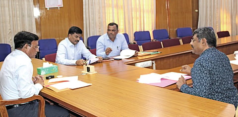ಬಾಗಲಕೋಟೆ ಜಿಲ್ಲಾಧಿಕಾರಿ ಸಭಾಂಗಣದಲ್ಲಿ ಮಂಗಳವಾರ ಜಿಲ್ಲಾಧಿಕಾರಿ ಸಂಗಪ್ಪ ಅಧ್ಯಕ್ಷತೆಯಲ್ಲಿ ಉದ್ಯೋಗ ನಿಧಿ ಅನುಷ್ಠಾನ ಕುರಿತು ಸಭೆ ನಡೆಯಿತು. ಜಿಲ್ಲಾ ಅಗ್ರಣಿ ಬ್ಯಾಂಕಿನ ವ್ಯವಸ್ಥಾಪಕ ರಾಜಕುಮಾರ ಹೂಗಾರ, ಕೈಗಾರಿಕಾ ಇಲಾಖೆ ಜಂಟಿ ನಿರ್ದೇಶಕ ಪ್ರಶಾಂತ ಬಾರಿಗಿಡದ, ಜಿಲ್ಲಾ ಉದ್ಯೋಗ ವಿನಿಮಯ ಅಧಿಕಾರಿ ಕಿರಣ ಮಂಡಿ ಇತರರಿದ್ದರು.