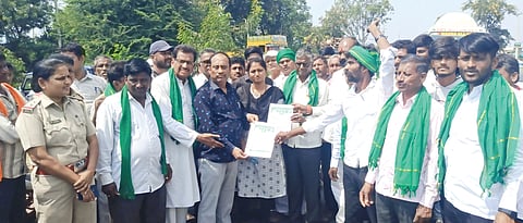 ರೈತರಿಗೆ ಪ್ರೋತ್ಸಾಹಧನ ಹಾಗೂ ಕೃಷಿ ಪರಿಕರ ವಿತರಿಸುವಲ್ಲಿ ರ್ನಿಲಕ್ಷ ವಹಿಸುತ್ತಿರುವ ಅಧಿಕಾರಿಗಳ ಕ್ರಮ ಖಂಡಿಸಿ ಕರ್ನಾಟಕ ರಾಜ್ಯ ರೈತ ಸಂಘ, ರೈತ ಸೇನೆಯಿಂದ ಚಂದಾಪುರದ ರೈತ ಸಂಪರ್ಕ ಕೇಂದ್ರಕ್ಕೆ ಬೀಗ ಹಾಕಿ ಪ್ರತಿಭಟನೆ ನಡೆಸಿ ತಹಸೀಲ್ದಾರ್​ಗೆ ಮನವಿಪತ್ರ ಸಲ್ಲಿಸಲಾಯಿತು. ರಾಜಕುಮಾರ ತಳವಾರ, ಮಲ್ಲು ಹೂಗಾರ, ಶ್ರೀಹರಿ ಬೈನೂರ, ಸಂತೋಷರೆಡ್ಡಿ, ಗೋಪಾಲ ಎಂ.ಪಿ. ಇತರರಿದ್ದರು.