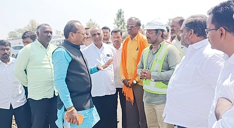 ಔರಾದ್​ ತಾಲೂಕಿನ ಚಿಕ್ಲಿ(ಯು) ಸೋಲಾರ್​ ಘಟಕಕ್ಕೆ ಶಾಸಕ ಪ್ರಭು ಚವ್ಹಾಣ್​ ಭೇಟಿ ನೀಡಿ ಅಧಿಕಾರಿಗಳೊಂದಿಗೆ ಚರ್ಚೆ ನಡೆಸಿದರು. ಪ್ರಕಾಶ್​ ಅಲ್ಮಾಜೆ, ರಾಮಶೆಟ್ಟಿ ಪನ್ನಾಳೆ, ಕೇರಬಾ ಪವಾರ್​ ಇತರರಿದ್ದರು