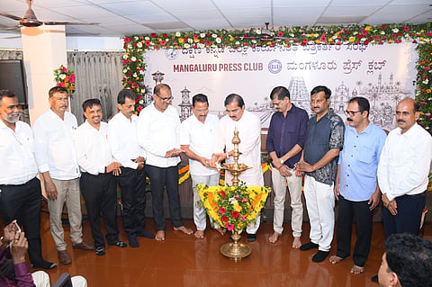 ಮಂಗಳೂರು ಪ್ರೆಸ್ ಕ್ಲಬ್‌ನ ನವೀಕೃತ 'ಅಕ್ಷರ ಸಭಾಂಗಣ' ಉದ್ಘಾಟನಾ ಸಮಾರಂಭದಲ್ಲಿ ಡಾ. ಎಂ.ಮೋಹನ್ ಆಳ್ವ, ಕೃಷ್ಣ ಜೆ. ಪಾಲೆಮಾರ್, ಕೆ.ಆನಂದ ಶೆಟ್ಟಿ, ಪಿ.ಬಿ. ಹರೀಶ್ ರೈ, ಪುಷ್ಪರಾಜ್ ಬಿ.ಎನ್. ಮೊದಲಾದವರಿದ್ದರು.