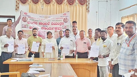 ಎನ್.ಆರ್.ಪುರ ತಾಲೂಕು ಕಚೇರಿಯಲ್ಲಿ ಆಯೋಜಿಸಿದ್ದ ಮಂಗನ ಕಾಯಿಲೆ ನಿಯಂತ್ರಣ ಸಭೆಯಲ್ಲಿ ತಹಸೀಲ್ದಾರ್ ಡಾ.ನೂರುಲ್‌ಹುದಾ  ಕರಪತ್ರ ಬಿಡುಗಡೆಗೊಳಿಸಿದರು. ಎ.ಸಿ.ಶ್ರೀನಿವಾಸ್, ಡಿ.ರಾಮು, ಎಚ್.ಎಂ.ಶಿವಣ್ಣ ಇದ್ದರು.