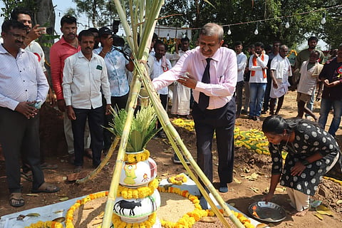 ಮಾಗಡಿ ತಾಲೂಕಿನ ತಿಪ್ಪಸಂದ್ರ ಹೋಬಳಿ ನೇರಳೆಕೆರೆ ಗ್ರಾಮದಲ್ಲಿ ಆಯೋಜಿಸಿದ್ದ ಗ್ರಾಮೀಣ ಕೃಷಿ ಕಾರ್ಯಾನುಭವ ಕಾರ್ಯಕ್ರಮಕ್ಕೆ ಸಂಸದ ಡಾ. ಸಿ. ಎನ್. ಮಂಜುನಾಥ್ ಚಾಲನೆ ನೀಡಿದರು.ಶಿಬಿರದ ಮುಖ್ಯಸ್ಥ ಮನು ಗಂಗಾಧರಯ್ಯ, ಕೃಷಿ ವಿಜ್ಞಾನ ಕೇಂದ್ರದ  ವಿಜ್ಞಾನಿ ಡಾ. ಶ್ವೇತಾ , ಜಿಲ್ಲಾ ಯುವ ಮೋರ್ಚಾ ಅಧ್ಯಕ್ಷರ  ಜಗನಾಥ್ ಗೌಡ, ಸಂಕಿಘಟ್ಟ ಗ್ರಾಪಂ ಮಾಜಿ ಅಧ್ಯಕ್ಷ ಮಹೇಶ್ ಇತರರು ಇದ್ದರು.