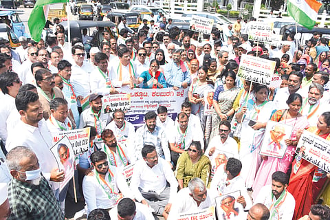 ಎಸ್​ಐಆರ್​ ರದ್ದುಪಡಿಸಬೇಕು, ಮುಖ್ಯ ಚುನಾವಣೆ ಆಯುಕ್ತ ಜ್ಞಾನೇಶಕುಮಾರ್​ ವಜಾಕ್ಕೆ ಆಗ್ರಹಿಸಿ ಕಲಬುರಗಿಯಲ್ಲಿ ಇಂಡಿ ಒಕ್ಕೂಟದ ವಿವಿಧ ಪಕ್ಷಗಳಿಂದ ಮಂಗಳವಾರ ಪ್ರತಿಭಟನೆ ನಡೆಯಿತು. ಡಾ.ಕಿರಣ ದೇಶಮುಖ, ಕೆ.ನೀಲಾ, ಮಜರ್​ ಆಲಂಖಾನ್​, ಸುಭಾಷ ರಾಠೋಡ, ಮಹೇಶಕುಮಾರ ರಾಠೋಡ, ಮೌಲಾ ಮುಲ್ಲಾ, ಚಂದ್ರಿಕಾ ಪರಮೇಶ್ವರ, ಅ್ಜಲ್​ ಮೆಹಮೂದ್​, ಲತಾ ರಾಠೋಡ, ಡಾ.ಮೀನಾಕ್ಷಿ ಬಾಳಿ ಇತರರಿದ್ದರು.