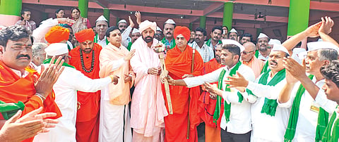 ಅಫಜಲಪುರ ತಾಲೂಕಿನ ಅಳ್ಳಗಿ(ಬಿ)ಯಿಂದ ಕಲಬುರಗಿ ಜಿಲ್ಲಾಧಿಕಾರಿ ಕಚೇರಿವರೆಗೆ ಶಾಶ್ವತ ನೀರಾವರಿ ಹೋರಾಟ ಸಮಿತಿ ಹಮ್ಮಿಕೊಂಡಿರುವ ಭೀಮೆಯ ರೈತರ ಧ್ವನಿ ಪಾದಯಾತ್ರೆ ಜಲ ಜ್ಯೋತಿಗೆ ವಿವಿಧ ಮಠಾಧೀಶರು ಬುಧವಾರ ಚಾಲನೆ ನೀಡಿದರು. ಶ್ರೀ ವಿಶ್ವರಾಧ್ಯ ಮಳೇಂದ್ರ ಶಿವಾಚಾರ್ಯ, ಶ್ರೀ ಡಾ.ಅಭಿನವ ಚನ್ನಮಲ್ಲ ಶಿವಾಚಾರ್ಯ, ಶ್ರೀ ಶಾಂತಲಿಂಗ ಶಿವಾಚಾರ್ಯ, ಶ್ರೀ ಶ್ರೀಕಂಠ ಶಿವಾಚಾರ್ಯ, ಶ್ರೀಮಂತ ಬಿರಾದಾರ, ರಮೇಶ ಪಾಟೀಲ್​ ಇತರರಿದ್ದರು.