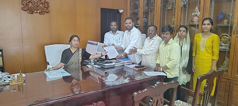 ಸಕಾರಿ ಪ್ರಥಮ ದರ್ಜೆ ಕಾಲೇಜ್‌ಗಳ ನೌಕರರು ಜಿಲ್ಲಾಧಿಕಾರಿ ಕೆ.ಲಕ್ಷ್ಮೀಪ್ರಿಯಾ ಅವರಿಗೆ ಮನವಿ ಸಲ್ಲಿಸಿದರು. 