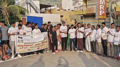 ಎಚ್‌ಐವಿ ಸೋಂಕು ವಿರುದ್ಧ ಜಾಗೃತಿ ಮೂಡಿಸಲು ಚಿತ್ರದುರ್ಗದಲ್ಲಿ ಏರ್ಪಡಿಸಿದ್ದ ಮ್ಯಾರಥಾನ್ ಓಟದ ಸ್ಪರ್ಧೆಗೆ ಎಡಿಸಿ ಬಿ.ಟಿ.ಕುಮಾರಸ್ವಾಮಿ ಚಾಲನೆ ನೀಡಿದರು. ಡಾ.ಎಂ.ಸಿ.ಸುನೀಲ್‌ಕುಮಾರ್, ಡಾ.ವಿ.ತುಳಸಿರಂಗನಾಥ್, ಸುಷ್ಮಾರಾಣಿ, ಚೇತನ್ ಬಾಬು, ಗೀತಮ್ಮ, ಗೋವಿಂದ ರೆಡ್ಡಿ ಕೊಣ್ಣೂರು ಇತರರು ಇದ್ದರು.