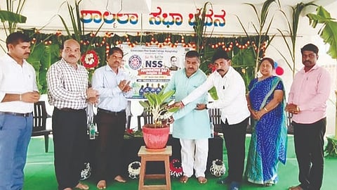 ಕಲಟಗಿಯಲ್ಲಿ ಏರ್ಪಡಿಸಿದ್ದ ಎನ್​ಎಸ್​ಎಸ್​ ಸಂಸ್ಥಾಪನಾ ದಿನಾಚರಣೆಯನ್ನು ಪ್ರೊ. ಎಸ್​.ಎ. ಗಾಣಿಗೇರ, ಪ್ರೊ. ಎನ್​.ಎಂ. ಸಂಗಮನವರ, ಡಾ. ಸಂತೋಷ, ಪ್ರೊ. ಕೆ.ಎಸ್​. ಪಾಟೀಲ ಇತರರು ಇದ್ದರು.