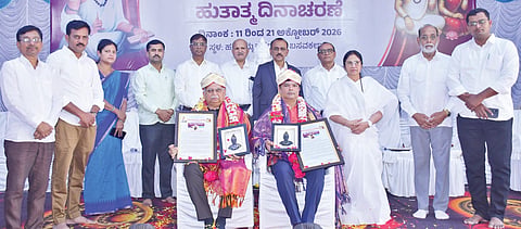 ಬಸವಕಲ್ಯಾಣದ  ಹರಳಯ್ಯನವರ ಗವಿಯಲ್ಲಿ ಶರಣ ವಿಜಯೋತ್ಸವ ನಾಡಹಬ್ಬ ಹುತಾತ್ಮ ದಿನಾಚರಣೆ ನಿಮಿತ್ತ ಬುಧವಾರ ಆಯೋಜಿಸಿದ್ದ  ಕಾರ್ಯಕ್ರಮದಲ್ಲಿ ಡಾ. ರಾಮನಗೌಡ ನಾಡಗೌಡ ಹಾಗೂ ಡಾ.ತೇಜಸ್ವಿ ಕೆ. ಅವರಿಗೆ ಶರಣ ವಿಜ್ಞಾನಿ ಪುರಸ್ಕಾರ ನೀಡಿ ಗೌರವಿಸಲಾಯಿತು. ಪೂಜ್ಯ ಡಾ.ಗಂಗಾಂಬಿಕಾ ಅಕ್ಕ,  ಡಾ.ಸಿ.ವೀರಣ್ಣ, ಡಾ.ಅಮರನಾಥ ಸೋಲಪುರೆ, ಡಾ.ಬಸವರಾಜ ಎವಲೆ, ರವೀಂದ್ರ ಕೊಳಕುರ, ಶಿವಕುಮಾರ ಬಿರಾದಾರ, ಆಕಾಶ ಖಂಡಾಳೆ, ವೃಶಾಲಿ ನಾಗರಾಳೆ ಇತರರಿದ್ದರು.