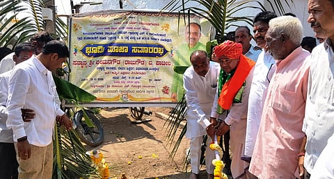 ಹೂವಿನಹಿಪ್ಪರಗಿ ವಡವಡಗಿ ಗ್ರಾಮದಲ್ಲಿ ಎಸ್‌ಸಿ ಕಾಲನಿಯ ಸಿಸಿ ರಸ್ತೆ ನಿರ್ಮಾಣಕ್ಕೆ ಶಾಸಕ ರಾಜುಗೌಡ ಪಾಟೀಲ ಕುದರಿ ಸಾಲವಾಡಗಿ ಭೂಮಿ ಪೂಜೆ ನೆರವೇರಿಸಿದರು. ಗುರುವೀರಸಿದ್ಧ ಸ್ವಾಮೀಜಿ, ಮಲ್ಲಯ್ಯ ವಿರಕ್ತಮಠ, ಬಸವರಾಜ ಡೆಂಗಿ, ಸುಭಾಸ ಮುತ್ತಗಿ, ಈರಣ್ಣ ಮಾನಿಂಗಪ್ಪಗೋಳ ಇತರರಿದ್ದರು.
