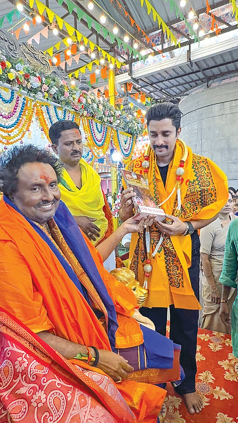ಯಾದಗಿರಿ ಸಮೀಪದ ಅಬ್ಬೆತುಮಕೂರಿನ ವಿಶ್ವಾರಾಧ್ಯರ ಸಿದ್ಧಸಂಸ್ಥಾನ ಮಠಕ್ಕೆ ಬುಧವಾರ ಭೇಟಿ ನೀಡಿದ ಚಿತ್ರನಟ ಪ್ರೇಮ್​ ಅವರಿಗೆ ಪೀಠಾಧಿಪತಿ ಡಾ.ಗಂಗಾಧರ ಶ್ರೀ ಸನ್ಮಾನಿಸಿದರು.