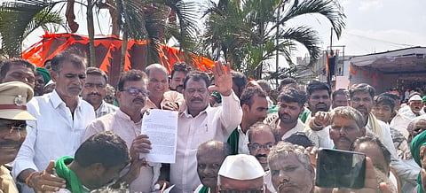 ತಿಕೋಟಾ ಪಟ್ಟಣದ ಬಸವೇಶ್ವರ ವತ್ತದಲ್ಲಿ ಜೋಡೆತ್ತಿನ ರೈತರು ವಿವಿಧ ಬೇಡಿಕೆಗಳನ್ನು ಆಗ್ರಹಿಸಿ ಪ್ರತಿಭಟನೆ ನಡೆಸಿ ತಹಸೀಲ್ದಾರ್‌ಗೆ ಮನವಿ ಸಲ್ಲಿಸಿದರು.ಅಮೀನ ಪಠಾಣ, ಹನಮಂತ ಬ್ಯಾಡಗಿ, ದಶರತಸಿಂಗ ರಜಪೂತ ಮತ್ತಿತರರಿದ್ದರು.