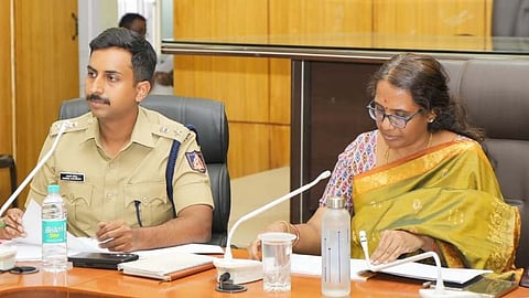 ಡಿಸಿ ಕಚೇರಿಯಲ್ಲಿ ತ್ರೆÊಮಾಸಿಕ ಜಿಲ್ಲಾ ಜಾಗÊತಿ ಮತ್ತು ಉಸ್ತುವಾರಿ ಸಮಿತಿ ಸಭೆಯಲ್ಲಿ ಡಿಸಿ ಎಸ್.ರಮ್ಯಾ, ಎಸ್‌ಪಿ ಕುಶಲ್ ಚೌಕ್ಸೆ, ಸಮಿತಿ ಸದಸ್ಯರು, ಅಽಕಾರಿಗಳು ಭಾಗವಹಿಸಿದ್ದರು.

