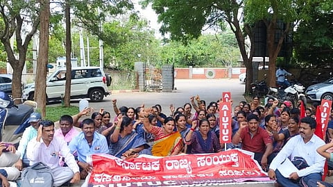 ಹೊಸ ವೇತನ ಜಾರಿಗೆ ಆಗ್ರಹಿಸಿ ಬಿಸಿಎಂ ಇಲಾಖೆ ಹಾಸ್ಟೆಲ್ ನೌಕರರು ಪ್ರತಿಭಟನೆ ನಡೆಸಿದರು. ಎ ನ್. ಮಹೇಶ್, ಬಿ. ರಘು, ಆರ್. ತಿಮ್ಮೇಶಿ, ಬಿ.ಆರ್. ಸುನೀಲ್, ಕೆ. ವಿರೇಶ್, ಸಿ. ಗುರುಸ್ವಾಮಿ, ಎಸ್. ಮಂಜಣ್ಣ, ಟಿ.ಪಿ. ಷಣ್ಮುಖ ಮತ್ತಿತರರು ಇದ್ದರು.

