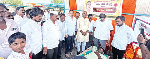 ಮದರಾ(ಬಿ)ದಲ್ಲಿ ಗ್ರಾಪಂ ಅಧ್ಯಕ್ಷ ಗೌಡಪ್ಪಗೌಡ ಬಿರಾದಾರ ಪುಣ್ಯಸ್ಮರಣೆ ನಿಮಿತ್ತ ಬುಧವಾರ ಏರ್ಪಡಿಸಿದ್ದ ರಕ್ತದಾನ ಮತ್ತು ಉಚಿತ ಆರೋಗ್ಯ ತಪಾಸಣಾ ಶಿಬಿರದಲ್ಲಿ ಕೆಕೆಆರ್​ಟಿಸಿ ಅಧ್ಯಕ್ಷ ಅರುಣಕುಮಾರ ಪಾಟೀಲ್​, ಸಿದ್ದು ಸಾಹುಕಾರ, ಚಂದ್ರಶೇಖರ ಕರಜಗಿ, ಅಮರ ಪಾಟೀಲ್​ ಇತರರಿದ್ದರು.
