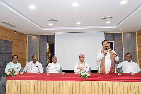 ಪಶ್ಚಿಮ ಪದವೀಧರ ಕ್ಷೇತ್ರದ ಬಿಜೆಪಿ ಅಭ್ಯರ್ಥಿ ಎಸ್.ವಿ. ಸಂಕನೂರ ಪರ ಹುಬ್ಬಳ್ಳಿಯಲ್ಲಿ ಏರ್ಪಡಿಸಿದ್ದ ಆಯುಷ್ ವೈದ್ಯರ ಸಭೆಯಲ್ಲಿ ಶಾಸಕ ಮಹೇಶ ಟೆಂಗಿನಕಾಯಿ ಮಾತನಾಡಿದರು. 