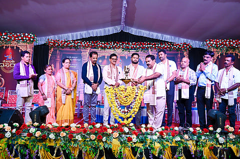ಕೊಕ್ಕರ್ಣೆ ದಸರಾ ನಾಲ್ಕನೇ ದಿನದ ಧಾರ್ಮಿಕ ಸಭಾ ಕಾರ್ಯಕ್ರಮವನ್ನು ಉದ್ಘಾಟಿಸಲಾಯಿತು. ಪ್ರಮುಖರಾದ ಉದಯ್ ಕುವಾರ್ ಶೆಟ್ಟಿ ಮಂದಾರ್ತಿ, ಪ್ರಸಾದ್ ಹೆಗ್ಡೆ ನಂಚಾರು, ಪುರುಷೋತ್ತಮ ಮೊದಲಾದವರಿದ್ದರು.
