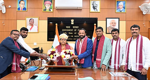 ರಾಜ್ಯ ವಹ್ನಿಕುಲ ಕ್ಷತ್ರಿಯ ಸಂಘದ ಪದಾಧಿಕಾರಿಗಳು ರಾಷ್ಟ್ರೀಯ ಹಿಂದುಳಿದ ವರ್ಗಗಳ ಆಯೋಗದ ಅಧ್ಯಕ್ಷೆ ಸಾಧ್ವಿ ನಿರಂಜನ ಜ್ಯೋತಿ ಅವರನ್ನು ಭೇಟಿಯಾಗಿ ಮನವಿಪತ್ರ ಸಲ್ಲಿಸಿದರು.