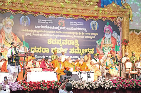 ಜಮಖಂಡಿ ನಗರದಲ್ಲಿ ನಡೆದ ಶರನ್ನವರಾತ್ರಿ ದಸರಾ ಧರ್ಮ ಸಮ್ಮೇಳನದಲ್ಲಿ ಮಾಜಿ ಮುಖ್ಯಮಂತ್ರಿ, ಸಂಸದ ಬಸವರಾಜ ಬೊಮ್ಮಾಯಿ ಮಾತನಾಡಿದರು. ಶಾಸಕ ಜಗದೀಶ ಗುಡಗುಂಟಿ, ಮಾಜಿ ಸಚಿವ ಮುರುಗೇಶ ನಿರಾಣಿ, ಮಾಜಿ ಶಾಸಕ ಆನಂದ ನ್ಯಾಮಗೌಡ ಇತರರಿದ್ದರು.