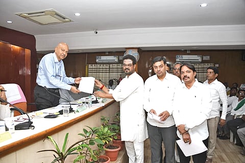 ಕಲಬುರಗಿ ಡಿಸಿ ಕಚೇರಿಯಲ್ಲಿ ಗುರುವಾರ ನಡೆದ ಕೆಇಆರ್​ಸಿ ಸಭೆಯಲ್ಲಿ ಕೆಕೆಸಿಸಿಐ ಅಧ್ಯಕ್ಷ ಶರಣಬಸಪ್ಪ ಪಪ್ಪಾ ಮತ್ತು ಅವರ ತಂಡ ವಿದ್ಯುತ್​ಗೆ ಸಂಬಂಧಿಸಿದ ಸಮಸ್ಯೆಗಳ ಪಟ್ಟಿಯನ್ನು ಆಯೋಗದ ಅಧ್ಯಕ್ಷ ಪಿ.ರವಿಕುಮಾರ್​ ಅವರಿಗೆ ಸಲ್ಲಿಸಿತು.