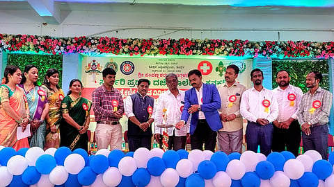 ಕನಕಗಿರಿಯ ಶ್ರೀ ಪಂಪಣ್ಣ ಶರಣಪ್ಪ ಗುಗ್ಗಳಶೆಟ್ರ ಸರ್ಕಾರಿ ಪ್ರಥಮ ದರ್ಜೆ ಕಾಲೇಜಿನಲ್ಲಿ ಶುಕ್ರವಾರ ಹಮ್ಮಿಕೊಂಡಿದ್ದ ಪದವಿ ವಿದ್ಯಾರ್ಥಿಗಳ ಸ್ವಾಗತ ಕಾರ್ಯಕ್ರಮವನ್ನು ಪ್ರಾಚಾರ್ಯ ಡಾ.ಬಜರಂಗ ಬಲಿ ಉದ್ಘಾಟಿಸಿದರು. ಭೂದಾನಿ ಬಸವರಾಜ ಗುಗ್ಗಳಶೆಟ್ರು, ಜಾನಪದ ಅಕಾಡೆಮಿ ಸದಸ್ಯ ಮೆಹಬೂಬ್‌ಸಾಬ್ ಕಿಲ್ಲೇದಾರ್ ಇತರರಿದ್ದರು.