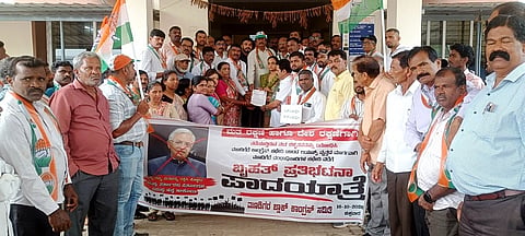 ಮೂಡಿಗೆರೆ ತಾಲೂಕು ಕಚೇರಿಯಲ್ಲಿ ಕಾಂಗ್ರೆಸ್ ಮುಖಂಡರು ತಹಸೀಲ್ದಾರ್ ಎಸ್.ಅಶ್ವಿನಿಗೆ ಮನವಿ ಸಲ್ಲಿಸಿದರು. ಮಂಜೇಗೌಡ,  ಬಿ.ಎಸ್.ಜಯರಾಂ, ರವಿ ಕುನ್ನಳ್ಳಿ ಮತ್ತಿತರರಿದ್ದರು.