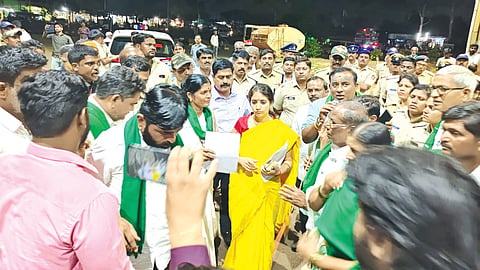 ಹುಮನಾಬಾದ್​ ಹೊರವಲಯದ ಹೈದರಾಬಾದ&ಮುಂಬೈ ರಾಷ್ಟೀಯ ಹೆದ್ದಾರಿಯಲ್ಲಿ ಗುರುವಾರ ರೈತರು ರಸ್ತೆ ತಡೆ ಮೂಲಕ ಬೃಹತ್​ ಪ್ರತಿಭಟನೆ ನಡೆಸಿದರು.
4. ಹುಮನಾಬಾದ್​ ಚೆಕ್​ಪೋಸ್ಟ್​ ಹತ್ತಿರ ಬೀದರ್​&ಕಲಬುರಗಿ ರಸ್ತೆಯಲ್ಲಿ ನಡೆಯುತ್ತಿದ್ದ ಪ್ರತಿಭಟನೆ ಸ್ಥಳಕ್ಕೆ ಆಗಮಿಸಿದ ಜಿಲ್ಲಾಧಿಕಾರಿ ಶಿಲ್ಪಾ ಶಮಾರ್ ಅವರಿಗೆ ರೈತ ಪರ ಸಂಘಟನೆಗಳಿಂದ ಮನವಿ ಪತ್ರ ಸಲ್ಲಿಸಲಾಯಿತು. ಎಸ್​ಪಿ ಪ್ರದಿಪ ಗುಂಟೆ,  ಎಸಿ ಪ್ರಕಾಶ ಕುದರೆ, ತಹಸೀಲ್ದಾರ್​ ಜಗನ್ನಾಥ ಚೌರ್​ ಇತರರಿದ್ದರು.