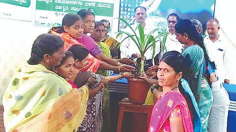 ಕೊಪ್ಪಳದ ಕೃಷಿ ವಿಸ್ತರಣಾ ಶಿಕ್ಷಣ ಕೇಂದ್ರದಲ್ಲಿ ಕೃಷಿನಿರತ ಮಹಿಳಾ ದಿನಾಚರಣೆ ಹಾಗೂ ಕಿಸಾನ್ ಗೋಷ್ಠಿ ಕಾರ್ಯಕ್ರಮವನ್ನು ಕೃಷಿ ಇಲಾಖೆ ಸಹಾಯಕ ನಿರ್ದೇಶಕಿ ಶಶಿಕಲಾ ಉದ್ಘಾಟಿಸಿದರು. 