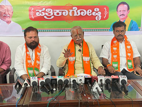 ವಿಜಯಪುರ ಜಿಲ್ಲಾ ಬಿಜೆಪಿ ಕಚೇರಿಯಲ್ಲಿ ಸಂಸದ ರಮೇಶ ಜಿಗಜಿಣಗಿ ಸುದ್ದಿಗೋಷ್ಠಿ ನಡೆಸಿದರು. ಮುಖಂಡರಾದ ಚಿದಾನಂದ ಚಲವಾದಿ, ಈರಣ್ಣ ರಾವೂರ ಇದ್ದಾರೆ.