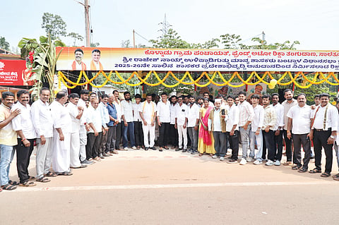 ರಿಕ್ಷಾ ತಂಗುದಾಣವನ್ನು ಸಂಸದ ಬ್ರಿಜೇಶ್ ಚೌಟ ಉದ್ಘಾಟಿಸಿದರು. ಶಾಸಕ ರಾಜೇಶ್ ನಾಕ್ ಉಳಿಪ್ಪಾಡಿ, ಬಿಜೆಪಿ ಜಿಲ್ಲಾ ವಕ್ತಾರ ಮಾಧವ ಮಾವೆ ಮೊದಲಾದವರಿದ್ದರು.

 