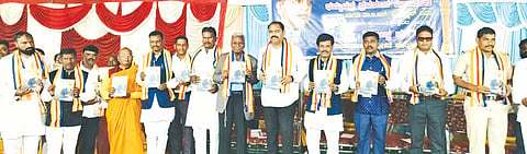 ಕಮಲಾಪುರದಲ್ಲಿ ಧಮ್ಮಚಕ್ರ ಪ್ರವರ್ತನ ದಿನ ಹಾಗೂ ಡಾ.ಅಂಬೇಡ್ಕರ್​ ಜಯಂತ್ಯುತ್ಸವ ಕುರಿತು ಹೊರತಂದ ಪ್ರಬುದ್ಧ ನಡೆ ಸ್ಮರಣ ಸಂಚಿಕೆಯನ್ನು ಶಾಸಕ ಬಸವರಾಜ ಮತ್ತಿಮಡು ಬಿಡುಗಡೆ ಮಾಡಿದರು. ಮಲ್ಲಿನಾಥ ಪಾಟೀಲ್​ ಸೊಂತ, ಅಮರಜ್ಯೋತಿ ಭಂತೇಜಿ, ಗವಿಸಿದ್ದಪ್ಪ ಪಾಟೀಲ್​, ಸುಖಾನಂದ ಸಿಂಗೆ ಇತರರಿದ್ದರು.