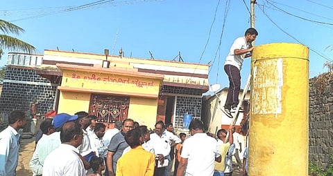 ಔರಾದ್​ ತಾಲೂಕಿನ ಶೆಂಬೆಳ್ಳಿ ಗ್ರಾಪಂ ವ್ಯಾಪ್ತಿಯ ಚಟ್ನಾಳದಲ್ಲಿ ಗುರುವಾರ ಜಿಲ್ಲಾ ಪಂಚಾಯಿತಿ ಕಾರ್ಯನಿರ್ವಹಣಾಧಿಕಾರಿ ಗಿತ್ತೆ ಮಾಧವ ವಿಠ್ಠಲರಾವ್​ ಏಣಿ ಹತ್ತಿ  ನೀರು ಸಂಗ್ರಹಣಾ ಟ್ಯಾಂಕ್​ ಒಳಭಾಗದ ಸ್ವಚ್ಛತೆ ವೀಕ್ಷಿಸಿದರು. ತಾಪಂ ಇಒ ಕಿರಣ ಪಾಟೀಲ್​, ಎಡಿ ಶಿವಕುಮಾರ ಘಾಟೆ, ಡಾ.ಗೌತಮ್​ ಅರಳಿ, ಎಇಇ ಮಾರುತಿ ರಾಠೋಡ, ಟಿಎಚ್​ಒ ಡಾ.ಅನಿಲಕುಮಾರ ಎಕಲಾರೆ, ಎಡಿ ಉತ್ತಮ, ತುಕಾರಾಮ ಇತರರಿದ್ದರು.