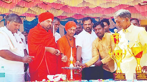 ಹಾಗಲದಾಳ ಗ್ರಾಮದಲ್ಲಿ ಏರ್ಪಡಿಸಿದ್ದ ಕಬಡ್ಡಿ ಕ್ರೀಡಾಕೂಟಕ್ಕೆ ಮಾದಾಪುರದ ಅಭಿನವ ಚಂದ್ರಶೇಖರ ಶ್ರೀಗಳು ಚಾಲನೆ ನೀಡಿದರು. ಪ್ರಮುಖರಾದ ಚಂದ್ರಶೇಖರ ಬಾಬು, ಶಶಿಧರ ಮುದ್ದಲಗುಂದಿ, ರಾಜು, ಉಮೇಶ ಇತರರಿದ್ದರು.

