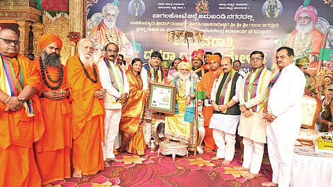 ಜಮಖಂಡಿಯಲ್ಲಿ ನಡೆದ ಶರನ್ನವರಾತ್ರಿ ದಸರಾ ಧರ್ಮ ಸಮ್ಮೇಳನದಲ್ಲಿ ಶಿವಮೊಗ್ಗದ ಆಸರೆ ಟ್ರಸ್ಟ್ ಅಧ್ಯಕ್ಷ ಹಾಗೂ ಪತ್ರಕರ್ತ ಕೆ.ಎಂ. ಸತೀಶಗೌಡ ಅವರಿಗೆ ರಂಭಾಪುರಿ ಜಗದ್ಗುರು ಡಾ. ವೀರಸೋಮೇಶ್ವರ ರಾಜದೇಶಿಕೇಂದ್ರ ಶಿವಾಚಾರ್ಯರು ಸಾಧನ ಸಿರಿ ಪ್ರಶಸ್ತಿ ಪ್ರದಾನ ಮಾಡಿದರು. ಮಾಜಿ ಮುಖ್ಯಮಂತ್ರಿ ಬಸವರಾಜ ಬೊಮ್ಮಾಯಿ, ಶಾಸಕ ಜಗದೀಶ ಗುಡಗುಂಟಿ, ಮಾಜಿ ಶಾಸಕ ಆನಂದ ನ್ಯಾಮಗೌಡ ಇದ್ದರು.