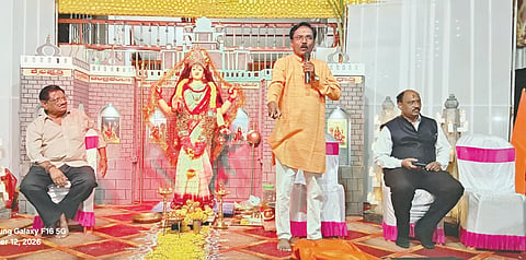 ಕಲಬುರಗಿ ಸಂತೋಷ ಕಾಲೋನಿ ಬಳಿಯ ಕೆಎಚ್​ಬಿ ಗ್ರೀನ್​ ಪಾರ್ಕ್​ ಬಡಾವಣೆಯಲ್ಲಿ ಹಮ್ಮಿಕೊಂಡ ನವರಾತ್ರಿ ಉತ್ಸವದಲ್ಲಿ ಸಾಹಿತಿ ಮುಡುಬಿ ಗುಂಡೇರಾವ ಮಾತನಾಡಿದರು. ಅಮರಪ್ರಿಯ ಹಿರೇಮಠ, ಬಾಲಕೃಷ್ಣ ಕುಲಕರ್ಣಿ, ಬಸವರಾಜ ಕುಂಬಾರ ಇದ್ದರು.