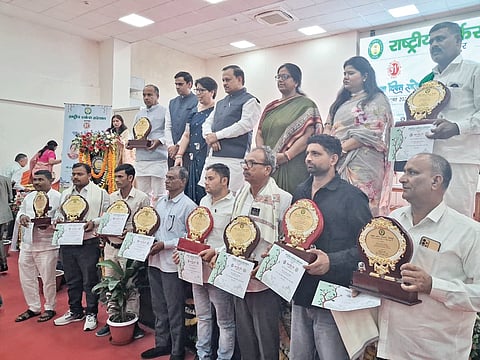 ಕಾನ್ಪುರದಲ್ಲಿ ನಡೆದ ಭಾರತೀಯ ಸಕ್ಕರೆ ಸಂಸ್ಥೆಯ 91ನೇ ವಾರ್ಷಿಕ ಮಹಾಸಭೆಯಲ್ಲಿ ಕಬ್ಬು ಬೆಳೆಗಾರರಾದ ಬಸವರಾಜ ಯಲಗೊಣ, ಮಹಾವೀರ ಪಾಟೀಲ ಹಾಗೂ ರಮೇಶ ಅವಟಿ ರಾಷ್ಟ್ರಮಟ್ಟದ ಪ್ರಗತಿಪರ ರೈತ ಪ್ರಶಸ್ತಿ ಸ್ವೀಕರಿಸಿದರು. ಉತ್ತರ ಪ್ರದೇಶದ ರಾಜ್ಯಪಾಲ ಆನಂದಿಬೇನ್ ಪಟೇಲ್, ಸಕ್ಕರೆ ಸಚಿವಲಕ್ಷ್ಮೀ ನಾರಾಯಣ ಚೌಧರಿ, ಸ್ಥಳೀಯ ಶಾಸಕ ನಿಲಿಮಾ ಕಟಿಯಾರ್, ಸಂಸದ ರಮೇಶ ಅವಸ್ತಿ ಇತರರಿದ್ದರು.