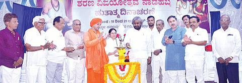 ಬಸವಕಲ್ಯಾಣದ  ಹರಳಯ್ಯನವರ ಗವಿಯಲ್ಲಿ ಶರಣ ವಿಜಯೋತ್ಸವ ನಾಡಹಬ್ಬ ಹುತಾತ್ಮ ದಿನಾಚರಣೆ ನಿಮಿತ್ತ ಬುಧವಾರ ಸಂಜೆ ಆಯೋಜಿಸಿದ್ದ  ಕಾರ್ಯಕ್ರಮದಲ್ಲಿ ನಡೆದ ಶಿವಯೋಗಿ ಸಿದ್ಧರಾಮ ನಾಟಕವನ್ನು ಜಿಲ್ಲಾ ಉಸ್ತುವಾರಿ ಸಚಿವ ಈಶ್ವರ ಖಂಡ್ರೆ ಉದ್ಘಾಟಿಸಿದರು. ಶ್ರೀ ಗುರುಬಸವ ಪಟ್ಟದ್ದೇವರು, ಪೂಜ್ಯ ಡಾ.ಗಂಗಾಂಬಿಕಾ ಅಕ್ಕ, ಅನಂದ ದೇವಪ್ಪ, ಜಗನ್ನಾಥ ಖೂಬಾ, ಶಶಿಕಾಂತ ದುರ್ಗೆ, ಮಲ್ಲಿಕಾರ್ಜುನ ಚಿರಡೆ, ನಾಗಯ್ಯ ಸ್ವಾಮಿ, ಅಶೋಕ ನಾಗರಾಳೆ, ರಾಜಕುಮಾರ ಹೂಗಾರ ಮತ್ತಿತರಿದ್ದರು.
