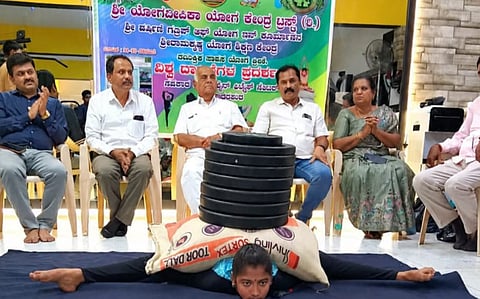 ದೊಡ್ಡಬಳ್ಳಾಪುರದ ಸನ್​ಶೈನ್​ ಫಿಟ್​ನೆಸ್​ ಸೆಂಟರ್​ನಲ್ಲಿ ಆಯೋಜಿಸಿದ್ದ ವಿಶ್ವದಾಖಲೆಯ ಯೋಗಸ್ಪರ್ಧೆಯಲ್ಲಿ ಎ.ಜಿ.ಯಶಸ್ವಿನಿ ಕೂಮಾರ್ಸನದಲ್ಲಿ 215 ಕೆ.ಜಿ. ಭಾರ ಎತ್ತುವ ಮೂಲಕ ಸಾಧನೆ ಮಾಡಿದರು. ಮುಖಂಡ ಕೆ.ಎಂ.ಹನುಮಂತರಾಯಪ್ಪ, ನಗರಸಭೆ ಸಾಯಿ ಸಮಿತಿ ಅಧ್ಯಕ್ಷ ರವಿಕುಮಾರ್​, ಮಹಿಳಾ ಸಮಾಜದ ಅಧ್ಯಕ್ಷೆ ವತ್ಸಲಾ, ಸನ್​ಶೈನ್​ ಫಿಟ್​ನೆಸ್​ ಸೆಂಟರ್​ ಮಾಲೀಕ ಆರ್​.ಸುರೇಶ್​, ಯೋಗ ಗುರುಗಳಾದ ಎಚ್​.ಎಸ್​.ರಾಮಕೃಷ್ಣ, ಗಂಗಾಧರ್​ ಭಾಗವಹಿಸಿದ್ದರು. 