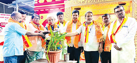  ಚಿತ್ತಾಪುರದಲ್ಲಿ ಬುಧವಾರ ಏರ್ಪಡಿಸಿದ್ದ ದಸರಾ ಕವಿಗೋಷ್ಠಿಯನ್ನು ಕೇಂದ್ರ ಕಸಾಪ ಪ್ರತಿನಿಧಿ ಸೈಯದ್​ ನಜಿರೋದ್ದಿನ್​ ಮುತ್ತವಲ್ಲಿ ಉದ್ಘಾಟಿಸಿದರು. ಉಮೇಶಬಾಬು ಸಾಸಬಾಳ, ಸಿದ್ದಲಿಂಗ ಬಾಳಿ, ವೀರಭದ್ರಪ್ಪ ಗುರುಮಿಠಕಲ್​, ರಾಚಪ್ಪ ಬೊಮ್ಮನಳ್ಳಿ ಇತರರಿದ್ದರು.