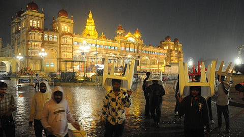 ನಾಡಹಬ್ಬ ಸಂಭ್ರಮ ಮಧ್ಯೆ ವರುಣ ಅಬ್ಬರ