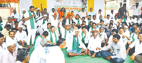 ರೈತರಿಗೆ ನಿರಂತರ ವಿದ್ಯುತ್​ ಪೂರೈಕೆ ಮಾಡಬೇಕು ಎಂದು ಒತ್ತಾಯಿಸಿ ಮಹಾಗಾಂವ್​ ಕ್ರಾಸ್​ ಜೆಸ್ಕಾಂ ಕಚೇರಿ ಎದುರು ನವ ಕರ್ನಾಟಕ ರೈತ ಸಂದಿಂದ ಪ್ರತಿಭಟನೆ ನಡೆಸಲಾಯಿತು. ದಯಾನಂದ ಪಾಟೀಲ್​, ಗಿರೀಶ ಮಾಲಿಪಾಟೀಲ್​,  ಮಲ್ಲಿಕಾರ್ಜುನ ಮರತೂರಕರ, ನರೇಶ ಹರಸೂರಕರ ಇತರರಿದ್ದರು.
