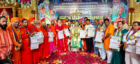 ಜಮಖಂಡಿ ನಗರದಲ್ಲಿ ನಡೆದ ಶರನ್ನವರಾತ್ರಿ ದಸರಾ ಧರ್ಮ ಸಮ್ಮೇಳನದಲ್ಲಿ ಶಿವಮೊಗ್ಗ ಸಂಸದ ಬಿ.ವೈ. ರಾಘವೇಂದ್ರ ‘2027ರ ದಿನದರ್ಶಿಕೆ’ ಬಿಡುಗಡೆಗೊಳಿಸಿದರು. ಬಾಳೆಹೊನ್ನೂರು ರಂಭಾಪುರಿ ಮಹಾಪೀಠದ ಜಗದ್ಗುರು ಡಾ. ವೀರಸೋಮೇಶ್ವರ ರಾಜದೇಶಿಕೇಂದ್ರ ಶಿವಾಚಾರ್ಯ ಶ್ರೀಗಳು, ಶಾಸಕ ನಾಡೋಜ ಜಗದೀಶ ಗುಡಗುಂಟಿ, ಮಾಜಿ ಶಾಸಕ ಶ್ರೀಕಾಂತ ಕುಲಕರ್ಣಿ ಇತರರಿದ್ದಾರೆ.