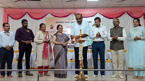 ಉಪ್ಪೂರು ಗ್ರಾಮದಲ್ಲಿ ಪ್ರಜಾಸೇವೆ ಆಂದೋಲನ ಸಭೆಯನ್ನು ಯಶ್​ಪಾಲ್​ ಸುವರ್ಣ ಉದ್ಘಾಟಿಸಿದರು. ಸ್ವರೂಪಾ ಟಿ.ಕೆ., ಅಬೀದ್​ ಗದ್ಯಾಳ, ಎಸ್​.ಎಸ್​. ಕಾದ್ರೊಳ್ಳಿ, ರಶ್ಮಿ ಎಸ್​.ಆರ್​., ಸುಧೀರಕುಮಾರ್​ ಕೆ., ಡಾ. ಸುನೀತಾ ಶೆಟ್ಟಿ ಇದ್ದರು.