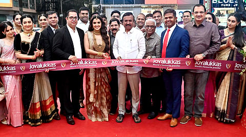 ‘Joyalukkas’ opened its second showroom in Jayanagar on Saturday.