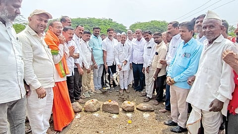 ಗುಳೇದಗುಡ್ಡದ ಸಮೀಪದ ಪರ್ವತಿ ಗ್ರಾಮದ ಹಳ್ಳದ ಸೇತುವೆ ನಿರ್ಮಾಣಕ್ಕೆ ಶಾಸಕ ಭೀಮಸೇನ ಚಿಮ್ಮನಕಟ್ಟಿ ಭೂಮಿಪೂಜೆ ನೆರವೇರಿಸಿದರು. ಪುರಸಭೆ ಮಾಜಿ ಅಧ್ಯಕ್ಷ ವೈ.ಆರ್. ಹೆಬ್ಬಳ್ಳಿ, ರಾಜು ತಾಪಡಿಯಾ, ನ್ಯಾಯವಾದಿ ಸುಭಾಷ ಹೊಸಮನಿ. ಫಕೀಪ್ಪ ತಳವಾರ, ರಮೇಶ ಬೂದಿಹಾಳ, ಚಿದಾನಂದಸಾ ಕಾಟವಾ ಇತರರಿದ್ದರು.