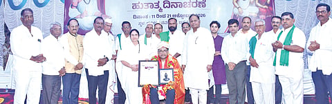  ಬಸವಕಲ್ಯಾಣದಲ್ಲಿ ಗುರುವಾರ ಆಯೋಜಿಸಿದ್ದ ರೈತ ಸಮಾವೇಶದಲ್ಲಿ ವಿಜ್ಞಾನಿ ಡಾ.ಜಾಬಾ ಜಗದೀಶ ಅವರಿಗೆ ಶರಣ ವಿಜ್ಞಾನಿ ಪುರಸ್ಕಾರ ಪ್ರದಾನ ಮಾಡಲಾಯಿತು. ಶ್ರೀ ಸಿದ್ಧರಾಮೇಶ್ವರ ಸ್ವಾಮೀಜಿ, ಪೂಜ್ಯ ಡಾ.ಗಂಗಾಂಬಿಕಾ ಅಕ್ಕ, ಬಸವರಾಜ ಬುಳ್ಳಾ, ಡಾ.ಮಹೇಶ ಪಾಟೀಲ್​ ಇತರರಿದ್ದರು.