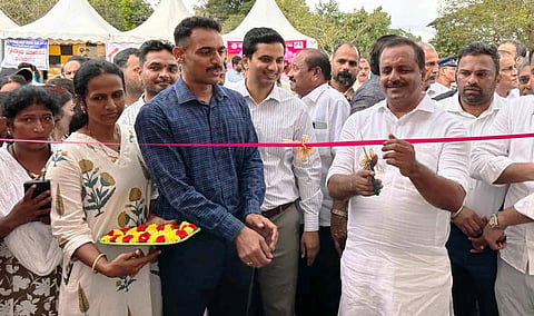  ಸಚಿವ ಯು.ಟಿ.ಖಾದರ್ ಪ್ರಜಾಸೇವೆ ಆಂದೋಲನಾ ಸಭೆ ಉದ್ಘಾಟಿಸಿದರು. ಜಿಲ್ಲಾಧಿಕಾರಿ ಡಾ.ದರ್ಶನ್ ಎಚ್.ವಿ., ಜಿಲ್ಲಾ ಪಂಚಾಯಿತಿ ಮುಖ್ಯ ಕಾರ್ಯನಿರ್ವಹಣಾಧಿಕಾರಿ ವಿನಾಯಕ ಕಾರ್ಬಾರಿ ಇನ್ನಿತರರು ಉಪಸ್ಥಿತರಿದ್ದರು.