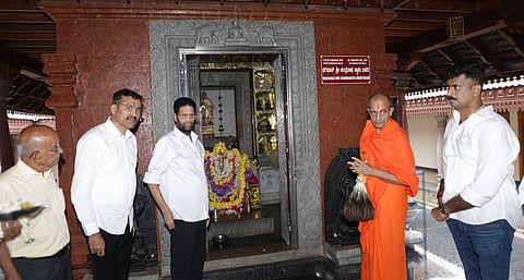  ಡಾ.ಎಂ.ಎನ್.ರಾಜೇಂದ್ರ ಕುಮಾರ್ ಅವರ ಆರೋಗ್ಯಕ್ಕಾಗಿ ಸಮಸ್ತ ಜೈನ ಸಮಾಜದ ವತಿಯಿಂದ ಜೈನಮಠದಲ್ಲಿ ಪೂಜೆ, ಪ್ರಾರ್ಥನೆ ನೆರವೇರಿಸಿ, ಜೈನಮಠದ ಚಾರುಕೀರ್ತಿ ಭಟ್ಟಾರಕ ಸ್ವಾಮೀಜಿ ಹಾಗೂ ಮುನಿ ಮಹಾರಾಜರ ಆಶೀರ್ವಾದದೊಂದಿಗೆ ರಾಜೇಂದ್ರ ಕುಮಾರ್ ಅವರಿಗೆ ಪ್ರಸಾದ ನೀಡಲಾಯಿತು.