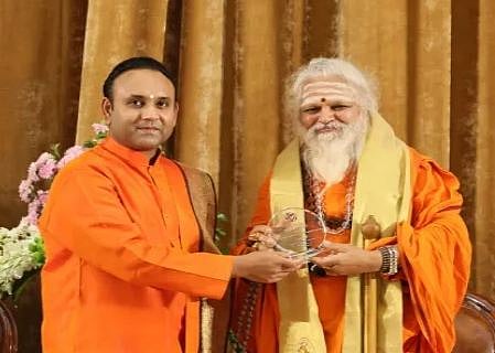 Sadguru Sri Madhusudan Sai honored Sri Karivrushabha Deshikendra Swamiji, who participated in the Navaratri celebrations taking place at the Sathya Sai Grama in Muddenahalli.